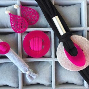 Box_grau_mit_Pinken_Schmuckstücken_Spirit_Spiral_Elke_Hoffmann