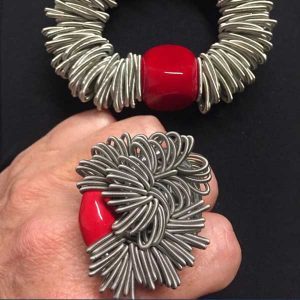 Ring_Armband_aus_edelstahlringen_mit_rotem_Stein