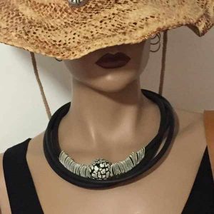 Kette_auf_Puppe_mit_Hut