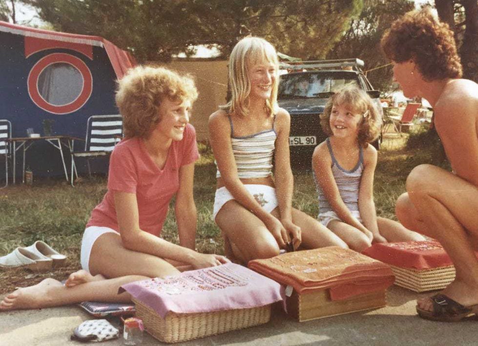 Urlaubsfoto_Elke_hoffmann_mit_zwei_Freundinnen_beim_Schmuckverkaufen_als_Kind