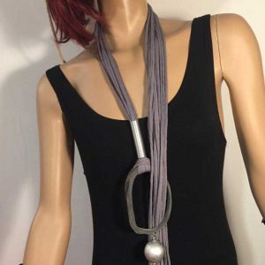Kette mit schwarzen langen Bändern | Hornelement | Blattsilberkugel |