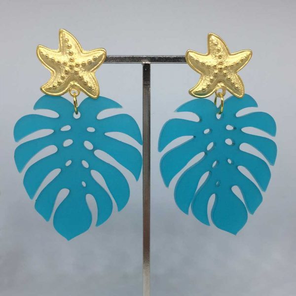 Ohrring goldener Seestern mit grossen blauen Blatt auf silbernen Ohrringe Halter