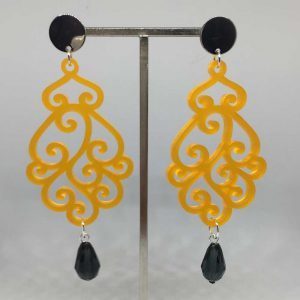 Ohrringe gelbe Symbole, Spirale innen und aussen mit einem schwarzen anhaengern auf silbernen Ohrringen Halter