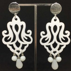 Ohrringe weisse smbole, Spirale aussen mit drei weissen anhaengern auf silbernen Ohrringen Halter